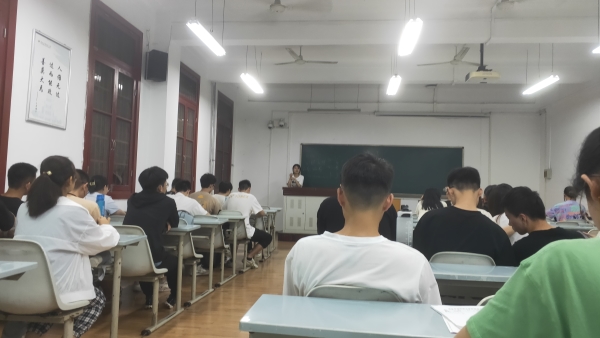 同学们在进行政治理论学习.jpg